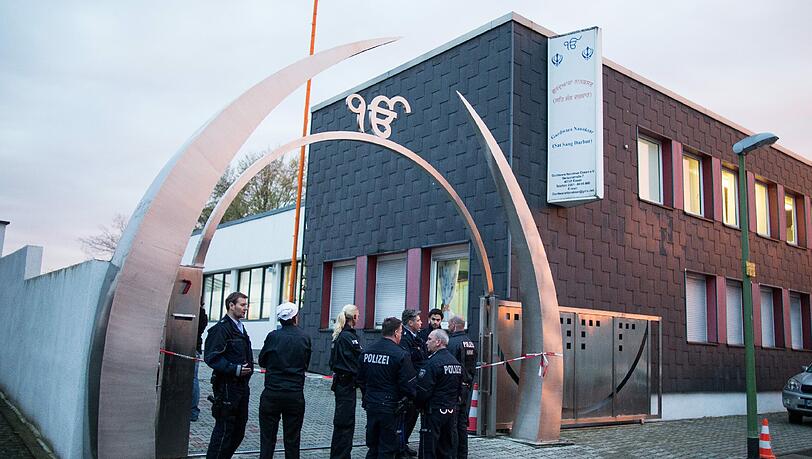 Bei einer Explosion in dem Sikh-Gebetshaus in Essen sind drei Menschen verletzt worden, davon einer schwer. Bei einer Explosion in dem Sikh-Gebetshaus in Essen sind drei Menschen verletzt worden, davon einer schwer.