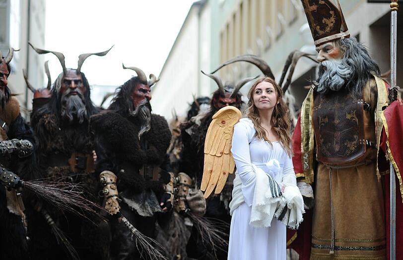 Ein Engel, der Heilige Nikolaus und mehrere Krampusse - mehr geht nicht.