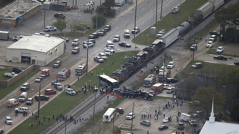 Einsatzkräfte arbeiten an einer Unfallstelle am 07.03.2017 in Biloxi, USA, nachdem ein Bus mit einem Zug kollidiert war.