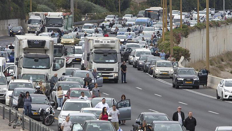 Israelis gedenken in Tel Aviv der Ermordung von sechs Millionen Juden durch die Nationalsozialisten während des Zweiten Weltkrieges. Israelis gedenken in Tel Aviv der Ermordung von sechs Millionen Juden durch die Nationalsozialisten während des Zweiten Weltkrieges.