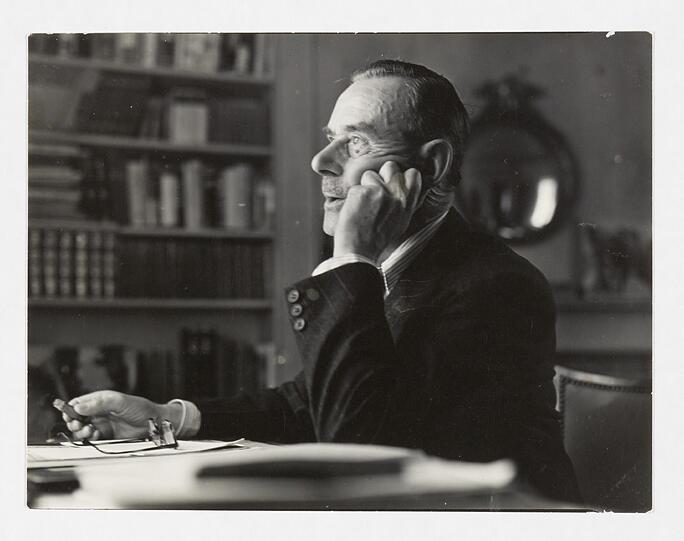 Zigarre, Brille und ein sinnender Blick: Thomas Mann 1941 an seinem Schreibtisch in Pacific Palisades.