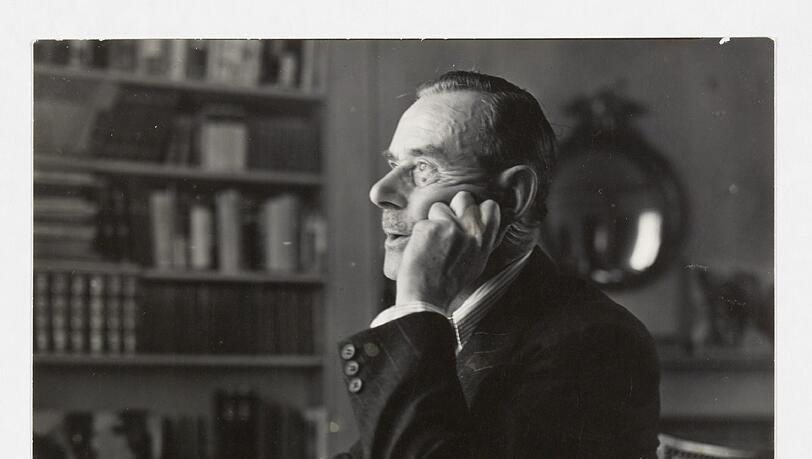 Zigarre, Brille und ein sinnender Blick: Thomas Mann 1941 an seinem Schreibtisch in Pacific Palisades. Zigarre, Brille und ein sinnender Blick: Thomas Mann 1941 an seinem Schreibtisch in Pacific Palisades.