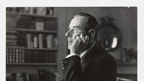 Zigarre, Brille und ein sinnender Blick: Thomas Mann 1941 an seinem Schreibtisch in Pacific Palisades.