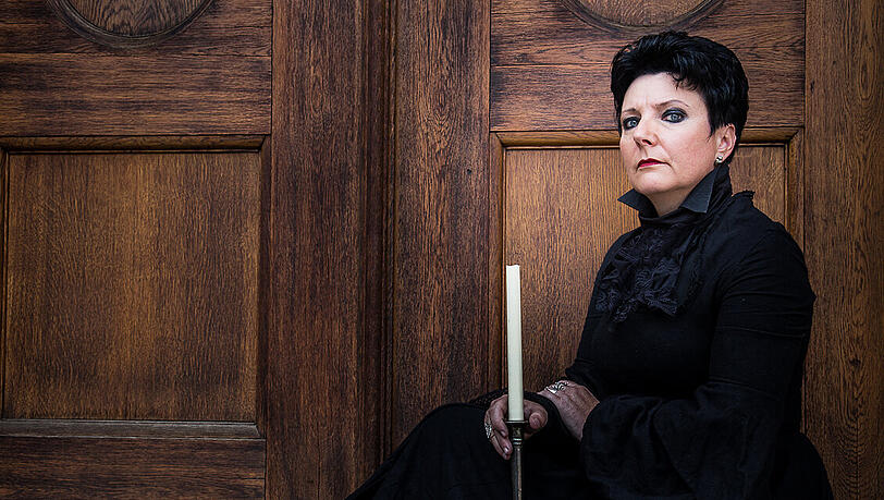 Die Schwarze Frau kennt alle dunklen Geheimnisse der Stadt. Die Schwarze Frau kennt alle dunklen Geheimnisse der Stadt.