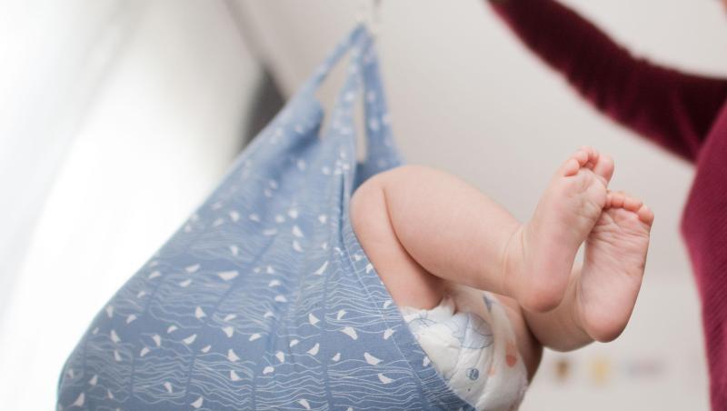 Eine Hebamme wiegt im Rahmen der Nachsorge ein Baby. Foto: Julian Stratenschulte/dpa/Archivbild Eine Hebamme wiegt im Rahmen der Nachsorge ein Baby. Foto: Julian Stratenschulte/dpa/Archivbild