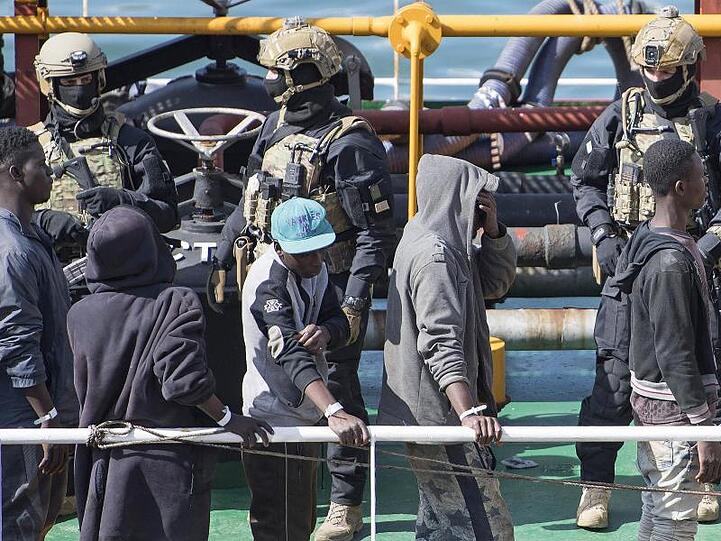 Die maltesische Armee übernahm die Kontrolle über das Handelsschiff, das zuvor Migranten in ihre Gewalt gebracht und eigenmächtig Richtung Malta gesteuert hatten.