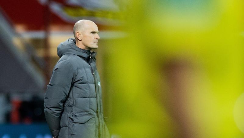 Augsburgs Trainer Heiko Herrlich steht an der Seitenlinie.