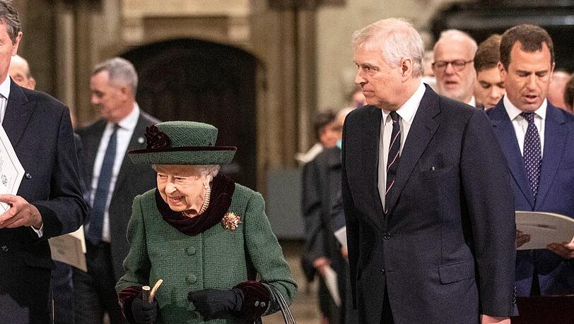 Prinz Andrew beim Gedenkgottesdienst für seinen Vater an der Seite der Queen.
