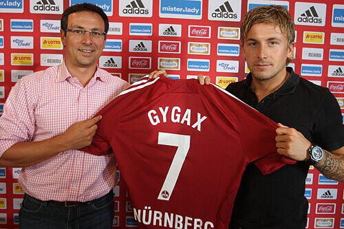Bekommt das Club-Trikot mit der Nummer 7: Daniel Gygax mit Manager Martin Bader (li).