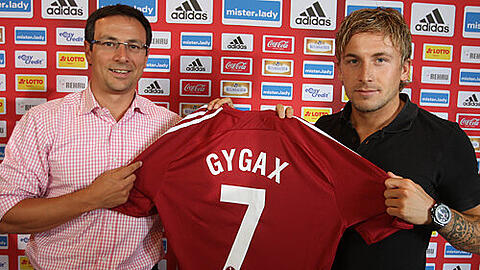 Bekommt das Club-Trikot mit der Nummer 7: Daniel Gygax mit Manager Martin Bader (li).
