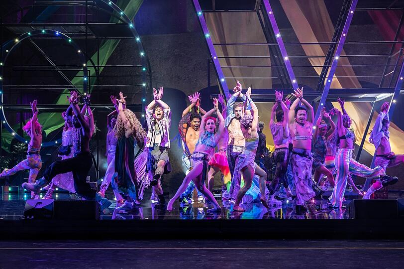 Tanzen imneuen "Age of Aquarius": Das Ensemble des Musicals "Hair" am Deutschen Theater.
