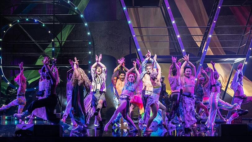 Tanzen imneuen "Age of Aquarius": Das Ensemble des Musicals "Hair" am Deutschen Theater. Tanzen imneuen "Age of Aquarius": Das Ensemble des Musicals "Hair" am Deutschen Theater.