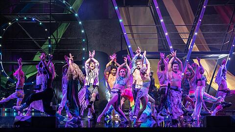 Tanzen imneuen "Age of Aquarius": Das Ensemble des Musicals "Hair" am Deutschen Theater.