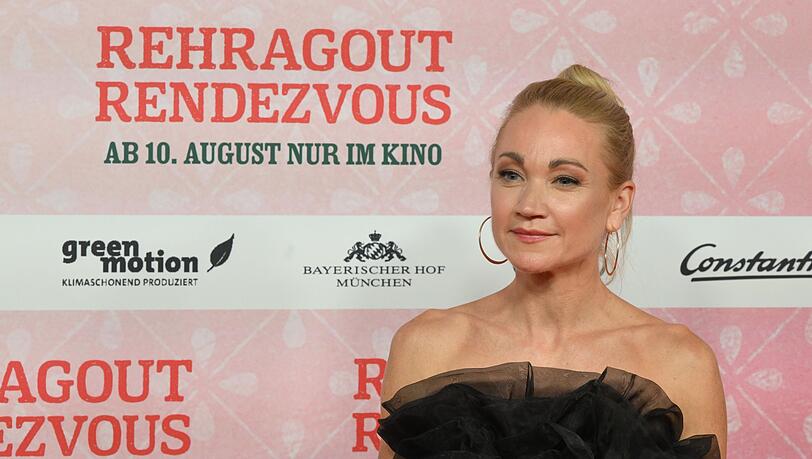 Lisa Maria Potthoff steht bei der Premiere von "Rehragout Rendezvous" auf dem Roten Teppich.