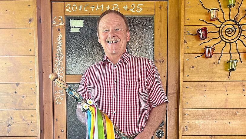 Hermann Fleischmann mit seinem traditionellen Stock, ein Merkmal des Hochzeitsladers.