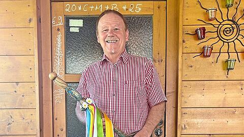 Hermann Fleischmann mit seinem traditionellen Stock, ein Merkmal des Hochzeitsladers.