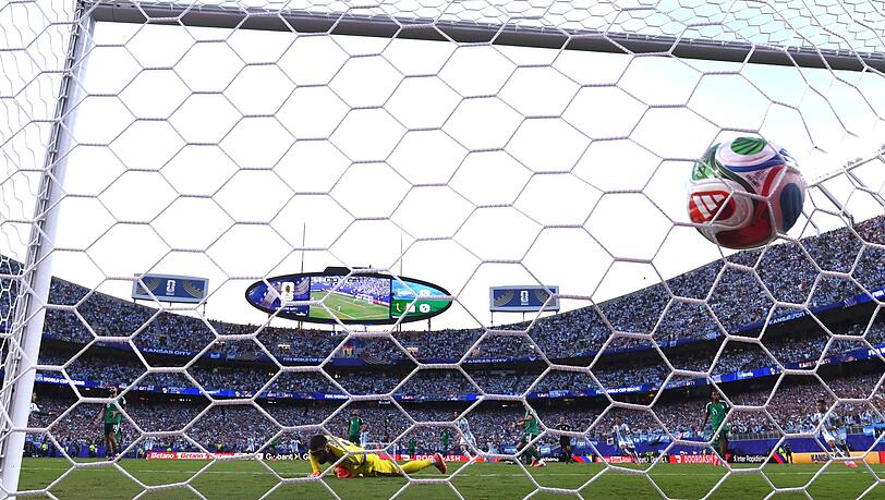 Der Ball schlägt zum Tor ein. Der Ball schlägt zum Tor ein.