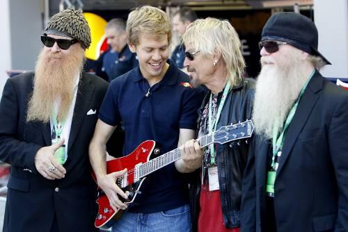 Sebastian Vettel hat in Singapur Spaß mit den Alt-Rockern von ZZ Top.
