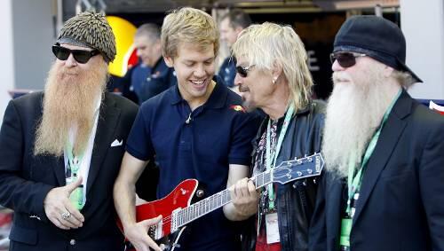 Sebastian Vettel hat in Singapur Spaß mit den Alt-Rockern von ZZ Top. Sebastian Vettel hat in Singapur Spaß mit den Alt-Rockern von ZZ Top.