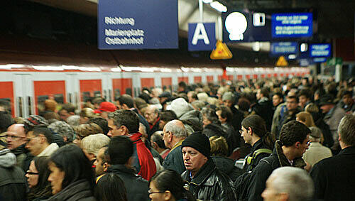 Menschenmassen drücken sich durch die Münchner U-Bahn Menschenmassen drücken sich durch die Münchner U-Bahn