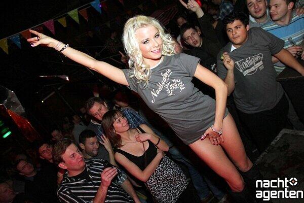 13 Jahre Nachtgalerie: "Malle live vs Party Pornös". Am Freitag gewährte Sexy Mia den Partygästen tiefe Einblicke. Noch mehr Fotos gibt es hier www.nachtagenten.de.