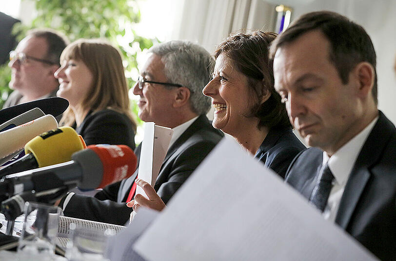 Die Grünen-Landesvorsitzenden Thomas Petry und Katharina Binz, SPD-Landeschef Roger Lewentz, SPD-Ministerpräsidentin Malu Dreyer und der FDP-Landeschef Volker Wissing (v.l.) präsentieren den Entwurf des Koalitionsvertrages.