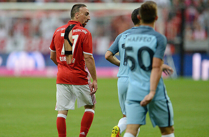 Auch ein zerrissenes Trikot konnte Franck Ribéry nicht von einer Gala-Vorstellung abhalten. Aktuell ist der Franzose der wichtigste Offensiv-Mann für Carlo Ancelotti.