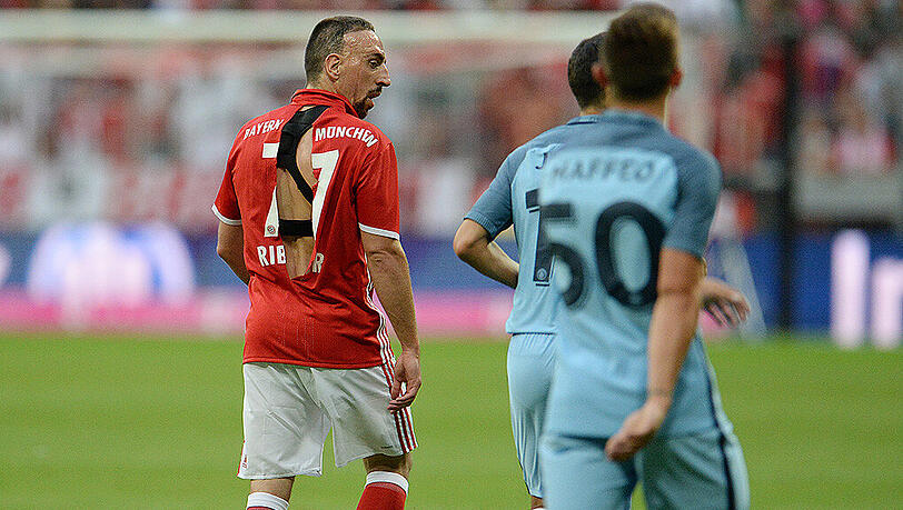 Auch ein zerrissenes Trikot konnte Franck Ribéry nicht von einer Gala-Vorstellung abhalten. Aktuell ist der Franzose der wichtigste Offensiv-Mann für Carlo Ancelotti. Auch ein zerrissenes Trikot konnte Franck Ribéry nicht von einer Gala-Vorstellung abhalten. Aktuell ist der Franzose der wichtigste Offensiv-Mann für Carlo Ancelotti.
