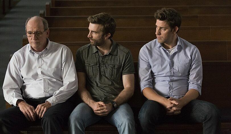 Ron (Sharlto Copley) und John Hollar (John Krasinski, rechts) stehen ihrem Vater Don (Richard Jenkins, links) zur Seite.