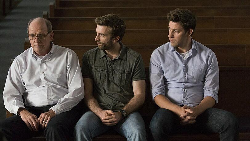 Ron (Sharlto Copley) und John Hollar (John Krasinski, rechts) stehen ihrem Vater Don (Richard Jenkins, links) zur Seite.