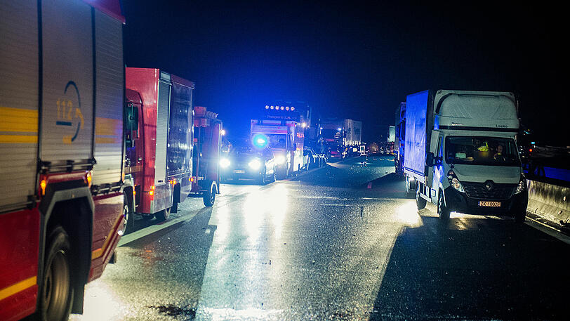 Im Kleinlaster verbrennen zwei Menschen nach dem Auffahrufall auf der A6. Die Bilder der Nacht.