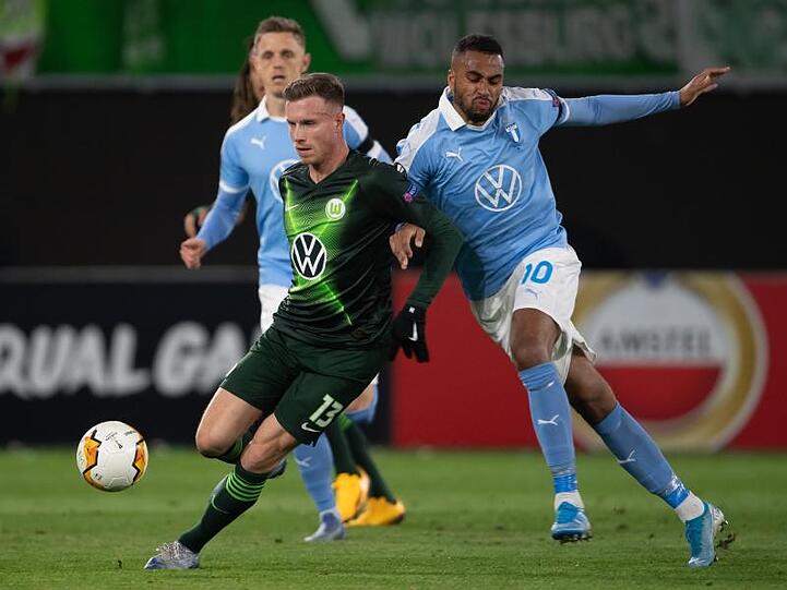 Wolfsburgs Yannick Gerhardt (M) behauptet sich gegen zwei Spieler von Malmö FF am Ball.