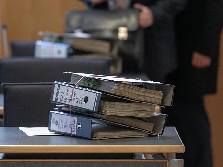 Akten liegen im Verhandlungssaal des Landgerichts. Foto: Armin Weigel/Archivbild