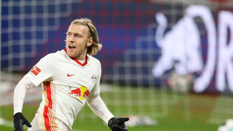 Der Leipziger Torschütze Emil Forsberg lässt sich nach seinem Treffer zum 1:0 feiern.