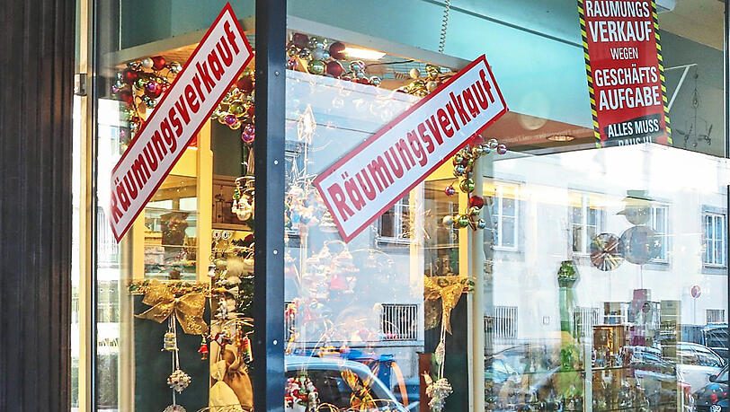 Im Schaufenster an der Maxburgstraße 4 sind die Schilder nicht zu übersehen: Das Puppenstuben- und Zinnfigurenkabinett hat Räumungsverkauf. Im Schaufenster an der Maxburgstraße 4 sind die Schilder nicht zu übersehen: Das Puppenstuben- und Zinnfigurenkabinett hat Räumungsverkauf.