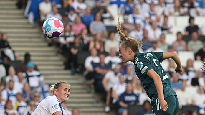 Sophia Kleinherne (r) erzielt per Kopfball das 1:0.