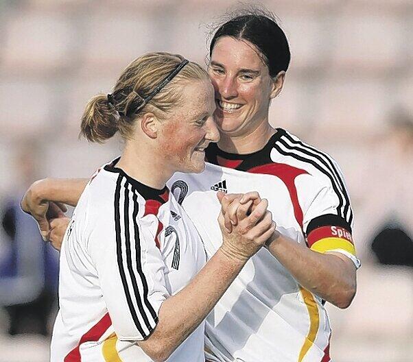 Torschützinnen unter sich: Rekord-Nationalspielerin Birgit Prinz (r.) gratuliert Melanie Behringer zu deren Elfmetertreffer.F: GettyImages