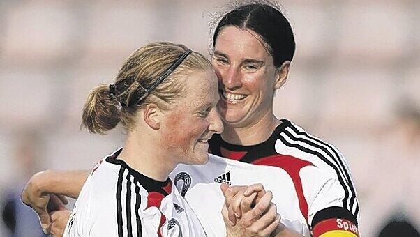 Torschützinnen unter sich: Rekord-Nationalspielerin Birgit Prinz (r.) gratuliert Melanie Behringer zu deren Elfmetertreffer.F: GettyImages Torschützinnen unter sich: Rekord-Nationalspielerin Birgit Prinz (r.) gratuliert Melanie Behringer zu deren Elfmetertreffer.F: GettyImages