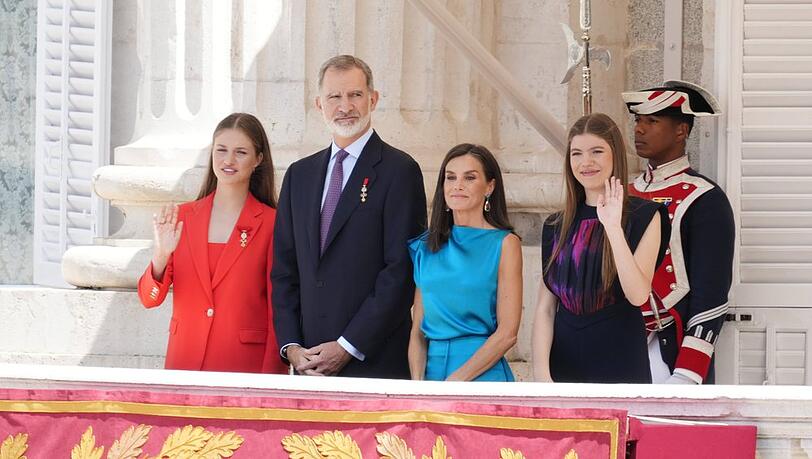 Kronprinzessin Leonor, König Felipe, Königin Letizia und Prinzessin Sofia auf dem Palastbalkon.