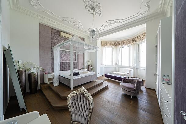 Schlafzimmer mit Baldachin und Stuck. Schlafzimmer mit Baldachin und Stuck.