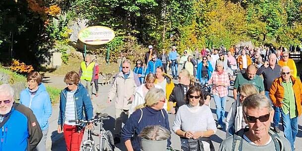 Friedlich ziehen die Protestler durch die Straßen.