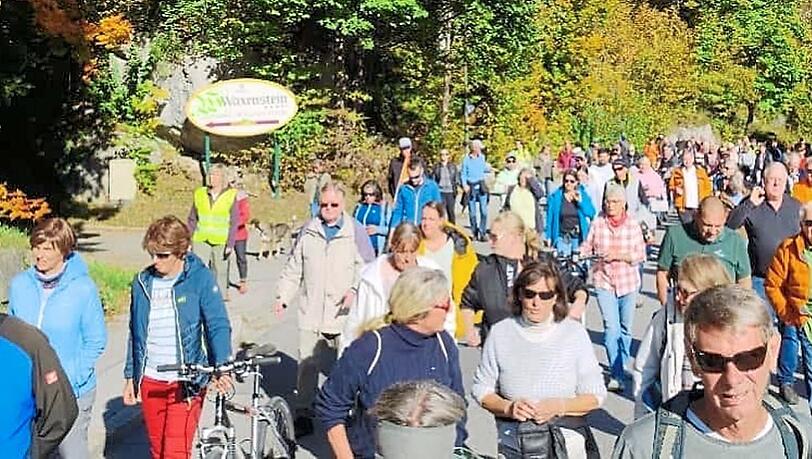 Friedlich ziehen die Protestler durch die Straßen. Friedlich ziehen die Protestler durch die Straßen.