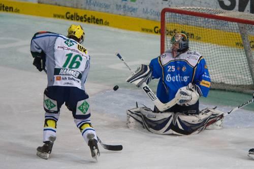 Der Anfang vom Ende: Bietigheims Dominik Hammer (16) lässt EHC-Keeper Sebastian Elwing keine Chance, trifft zum 1:0 für die Steelers.