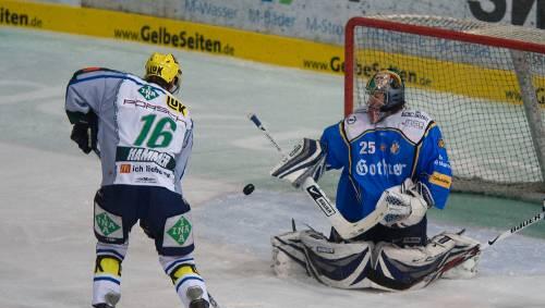 Der Anfang vom Ende: Bietigheims Dominik Hammer (16) lässt EHC-Keeper Sebastian Elwing keine Chance, trifft zum 1:0 für die Steelers. Der Anfang vom Ende: Bietigheims Dominik Hammer (16) lässt EHC-Keeper Sebastian Elwing keine Chance, trifft zum 1:0 für die Steelers.