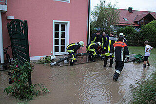 Die Feuerwehr versucht die Fluten in den Griff zu bekommen