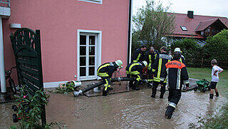 Die Feuerwehr versucht die Fluten in den Griff zu bekommen Die Feuerwehr versucht die Fluten in den Griff zu bekommen
