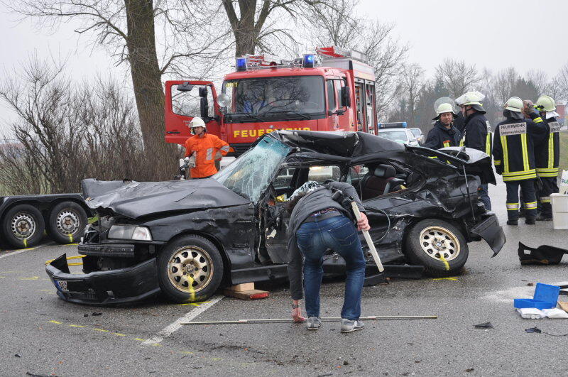 Am Donnerstagmorgen kam es auf der B299 zwischen Altötting und Unterneukirchen zu einem schweren Verkehrsunfall. Der Fahrer eines BMWs überholte mehrere Fahrzeuge und kam dabei ins schleudern. Daraufhin kollidierte das Fahrzeug mit einem Kleintransporter. Dieser erfasse den BMW seitlich auf der Fahrerseite.

Der Fahrer des erlag sofort seinen Verletzungen. Der Fahrer des Transporters wurde mit leichten Verletzungen ins Krankenhaus gebracht.