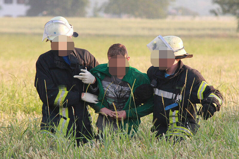 In der Nähe von Traunreut überschlug sich ein Golf in einem Maisfeld. Drei junge Männer wurden in dem Maisfeld entdeckt.