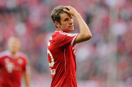 Thomas Müller: Note 2. Lausige erste Hälfte als Ribéry-Ersatz auf links. Stieß oft in die Spitze zu Mandzukic, wurde aber kaum gefüttert. Stand beim 2:1 aber mal wieder goldrichtig, versenkte kühl zu seinem zweiten Saisontor (51.) &ndash; und per Elfmeter zum dritten (81.).