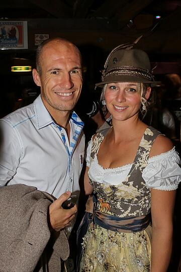 Triple-Sieger Arjen Robben vom FC Bayern kam mit Ehefrau Bernadien.